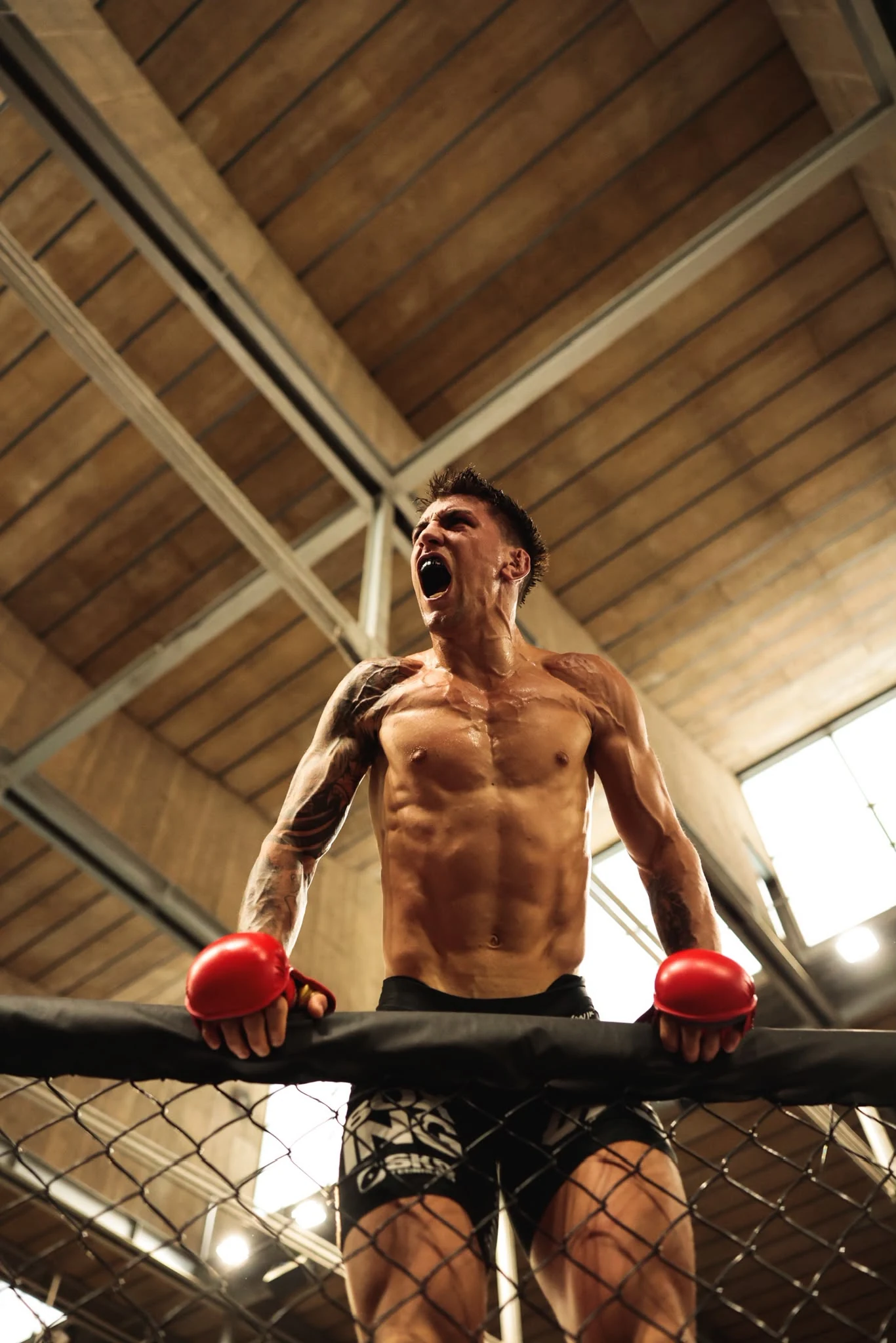 Ezequiel Ortiz en la jaula MMA