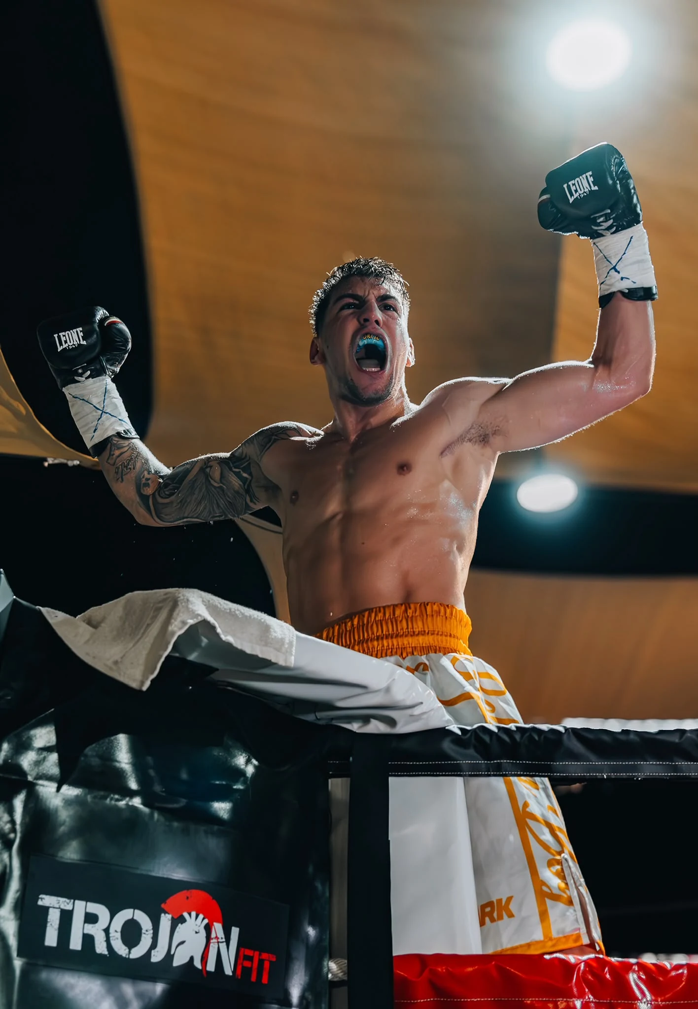 Ezequiel Ortiz celebrando victoria en el ring